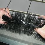 Dakgoot schoonmaken met dakgootborstel